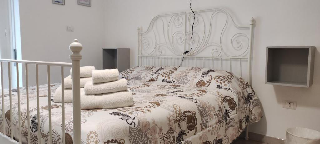 塔兰托DA VINCI AFFITTACAMERE BORGO的一间卧室配有一张带被子的床