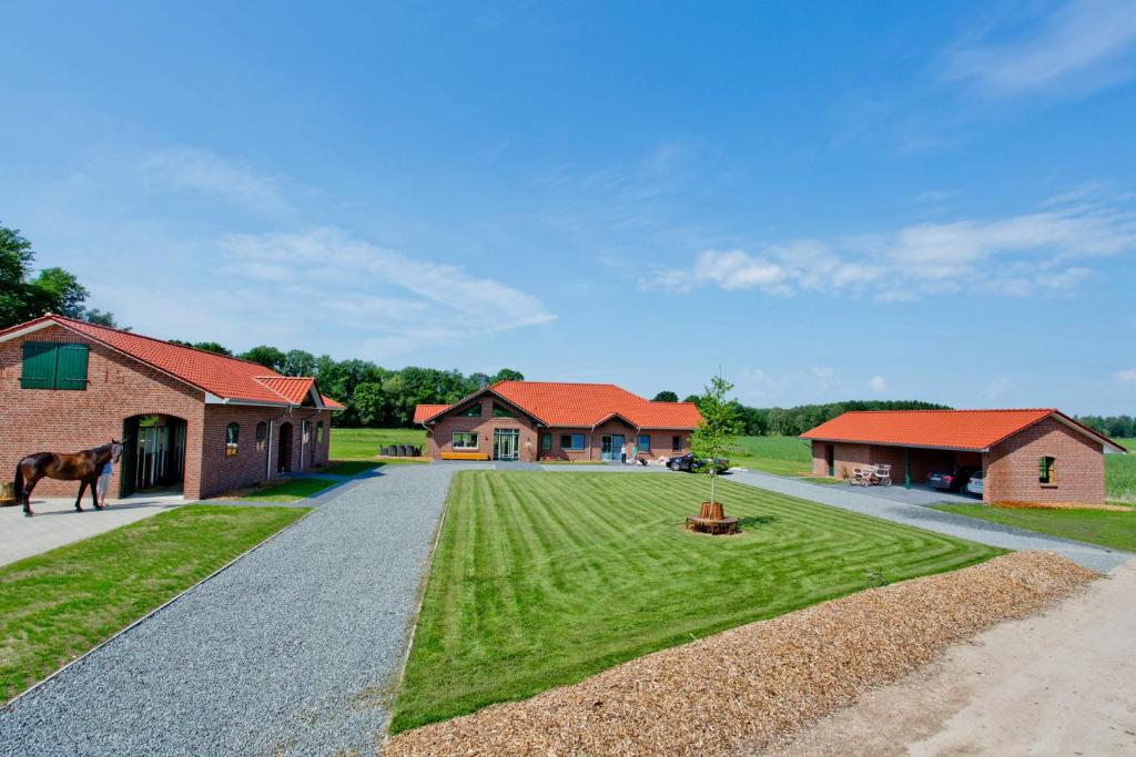 索尔陶HeiDeluxe Landhaus mit Sauna的房屋前有绿色草坪的房子