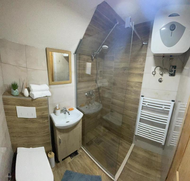 扎布利亚克Cottage Mila的带淋浴和盥洗盆的浴室