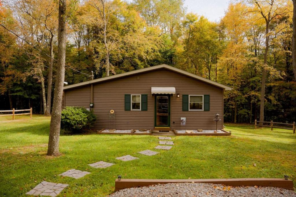 MarienvilleMaple Creek Cabin, minutes from Cook Forest, ANF的院子中间的小房子