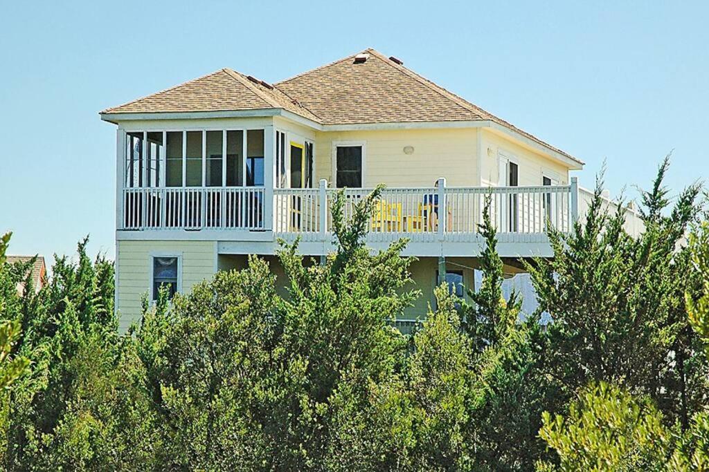 埃文Lake Front Modern Beach House-Hatteras Island的大型房屋,在海滩上设有大甲板
