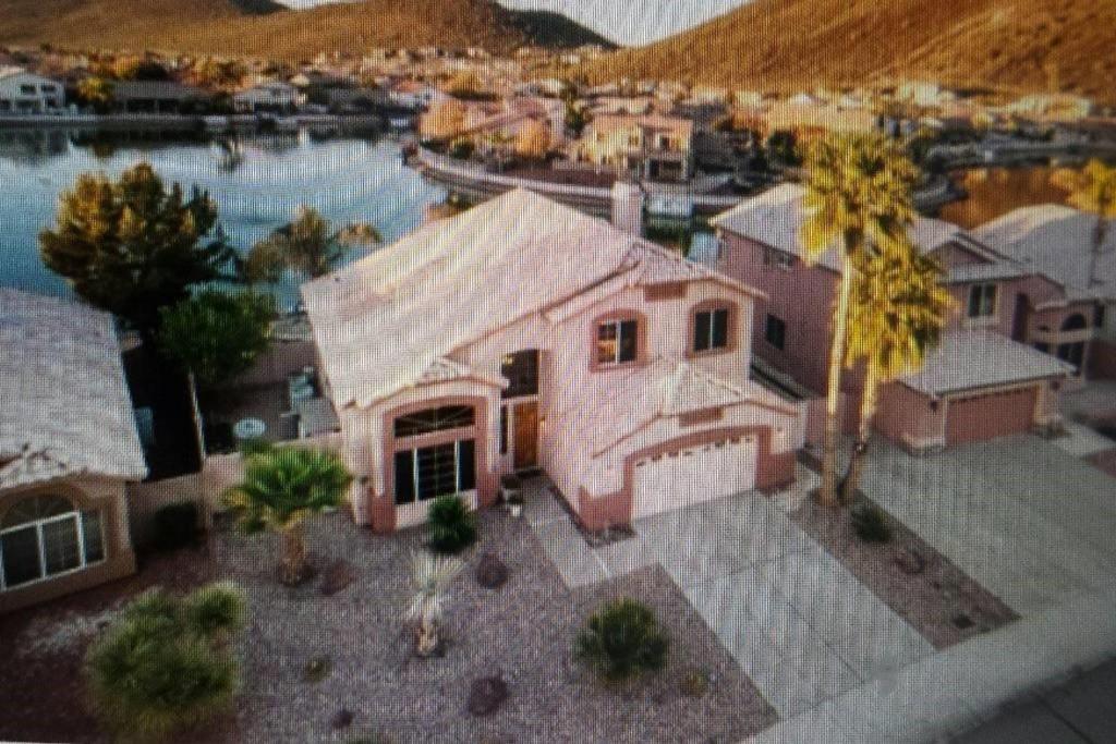 格伦代尔Glendale Arizona Lakeside Property的享有海港景色的大型粉红色房屋