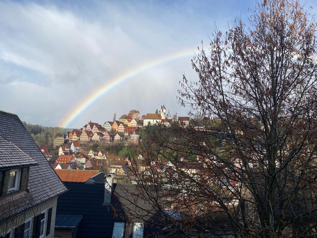 阿尔滕斯泰希Retro Ferienwohnung mit Schlossblick im Nordschwarzwald的天空中的彩虹,在城市中