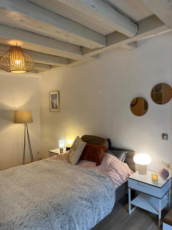 格勒诺布尔Good Vibes的一间卧室配有一张床和两张带台灯的桌子。
