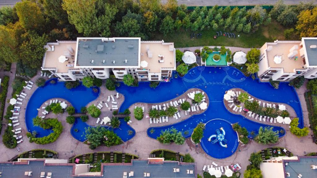 阳光海滩Cascadas Family Resort 2-Rooms Apartment sunny beach的享有带游泳池的度假村的空中景致