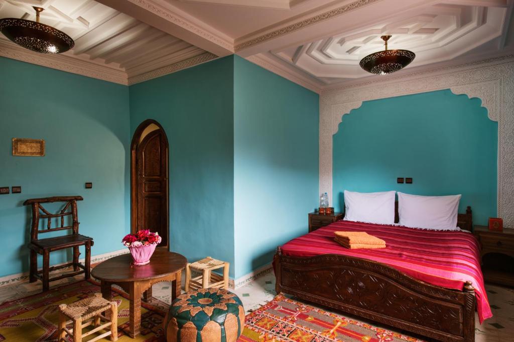 伊姆利尔伊姆利勒旅舍的一间拥有蓝色墙壁的卧室,配有一张床和一张桌子
