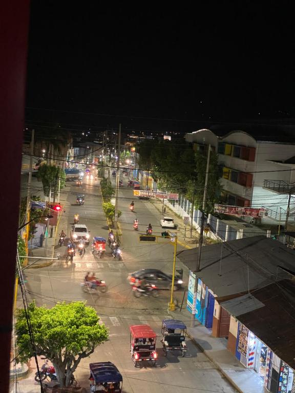 塔拉波托HOSPEDAJE PISCIS TARAPOTO的繁忙的城市街道,夜间有车辆和交通