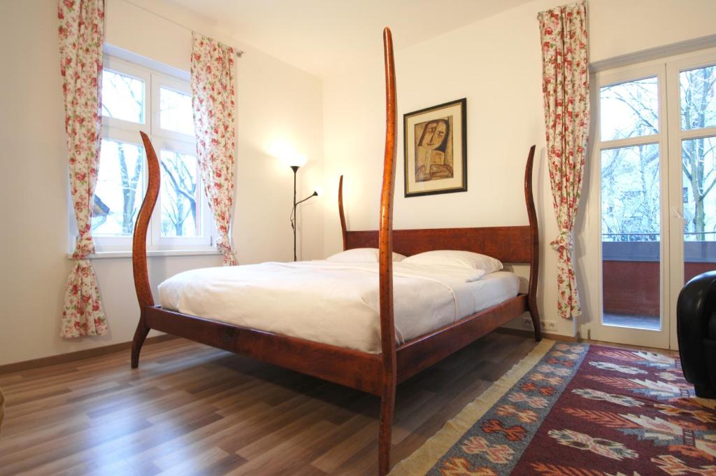 柏林斯塔维拉公寓的一间带四柱床的卧室,位于带窗户的房间内