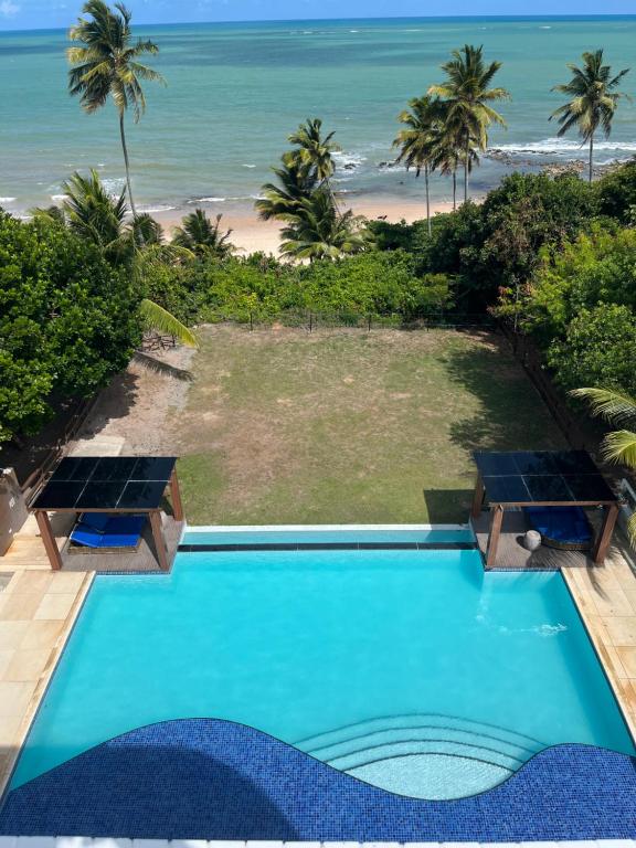 康德Flat Beira Mar Carapibus的享有海滩景致的游泳池