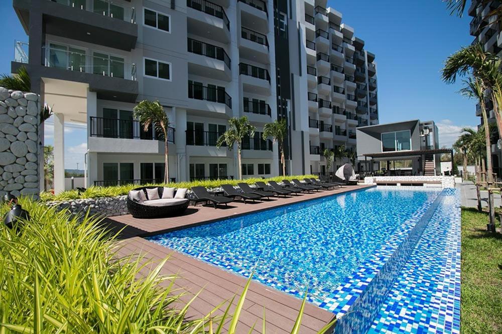 Ban Phlong SawaiMantra Beach condominium M116,M140的大楼前的游泳池