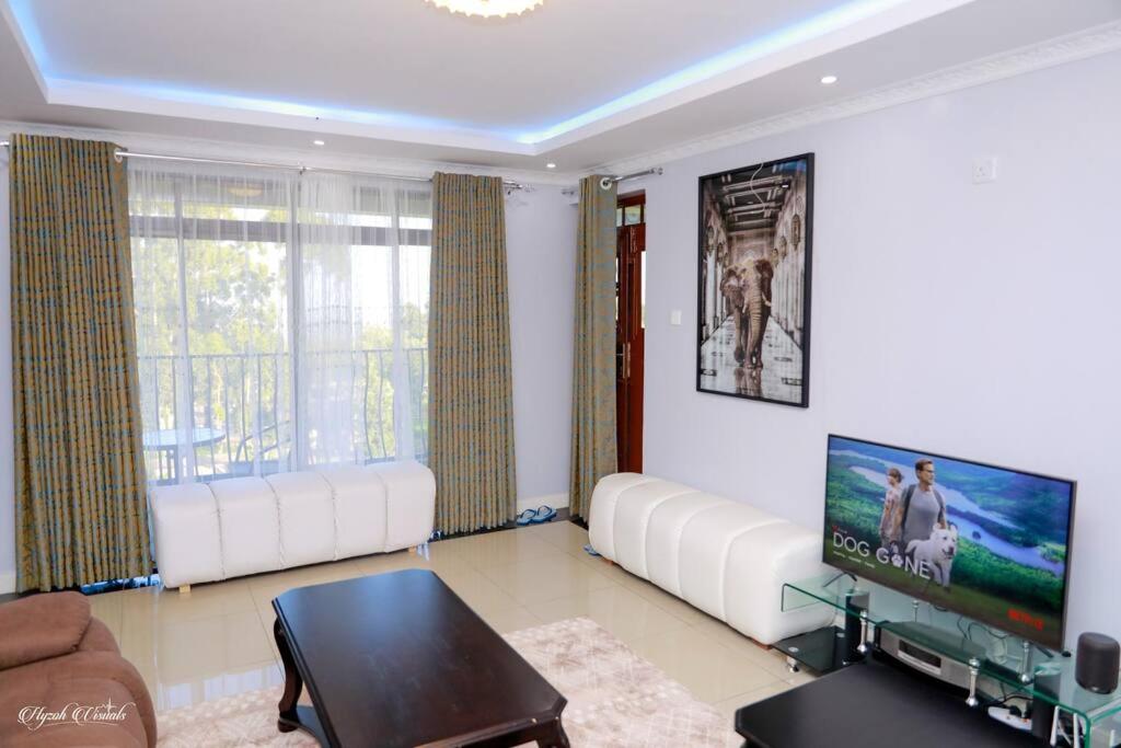 MeruLuxe Furnished Premium Unit的客厅配有白色家具和平面电视