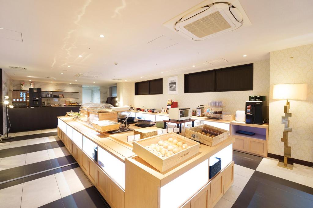 神户神户站百夫长大酒店的厨房配有带盒子的柜台