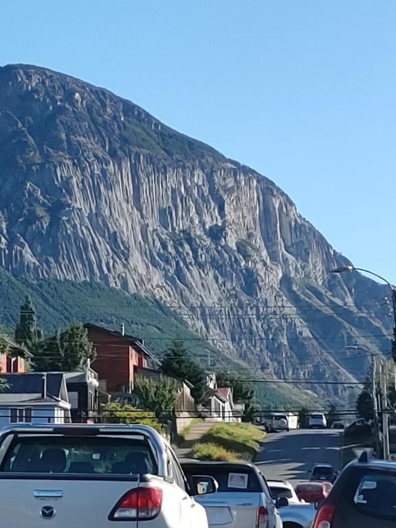 科伊艾科Ruta Austral - Coyhaique的停在山前的一群汽车