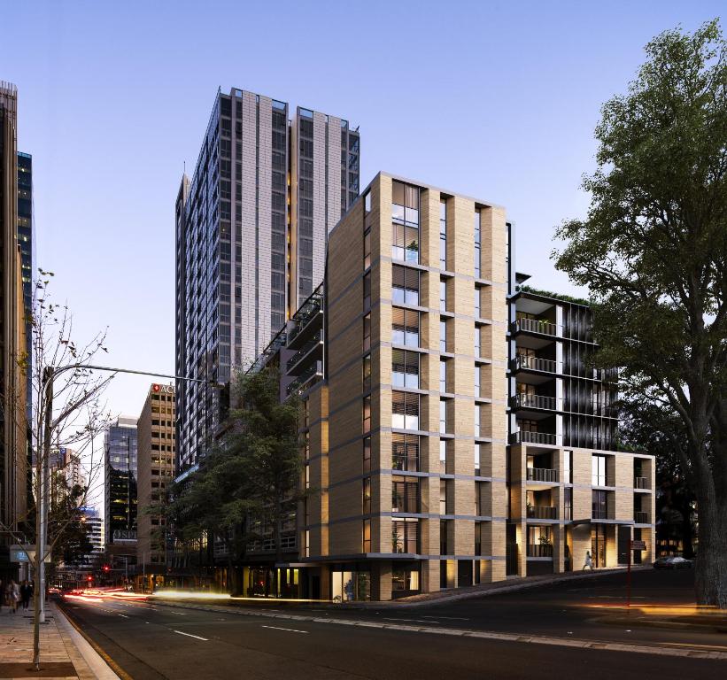 悉尼Urban Rest North Sydney Apartments的城市街道上一座高大的建筑,有建筑