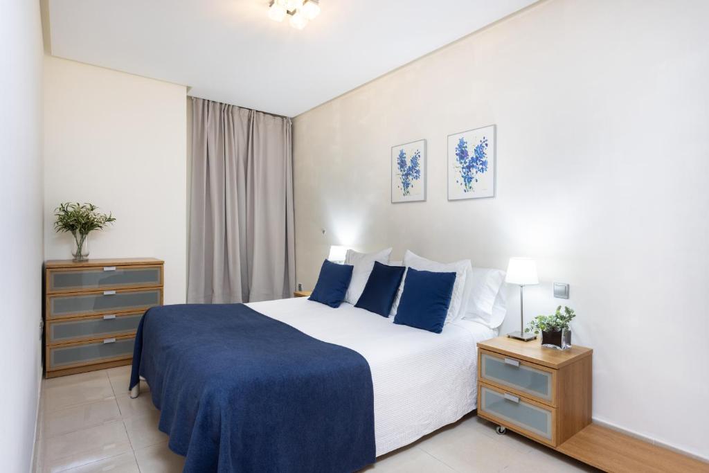 圣克鲁斯-德特内里费Apartamento Jade的一间卧室配有一张带蓝色毯子的床