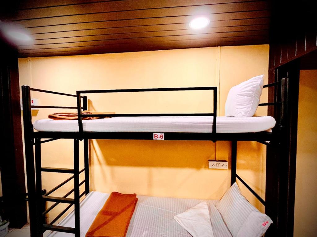 孟买Mahira Dormitory的客房内的两张双层床