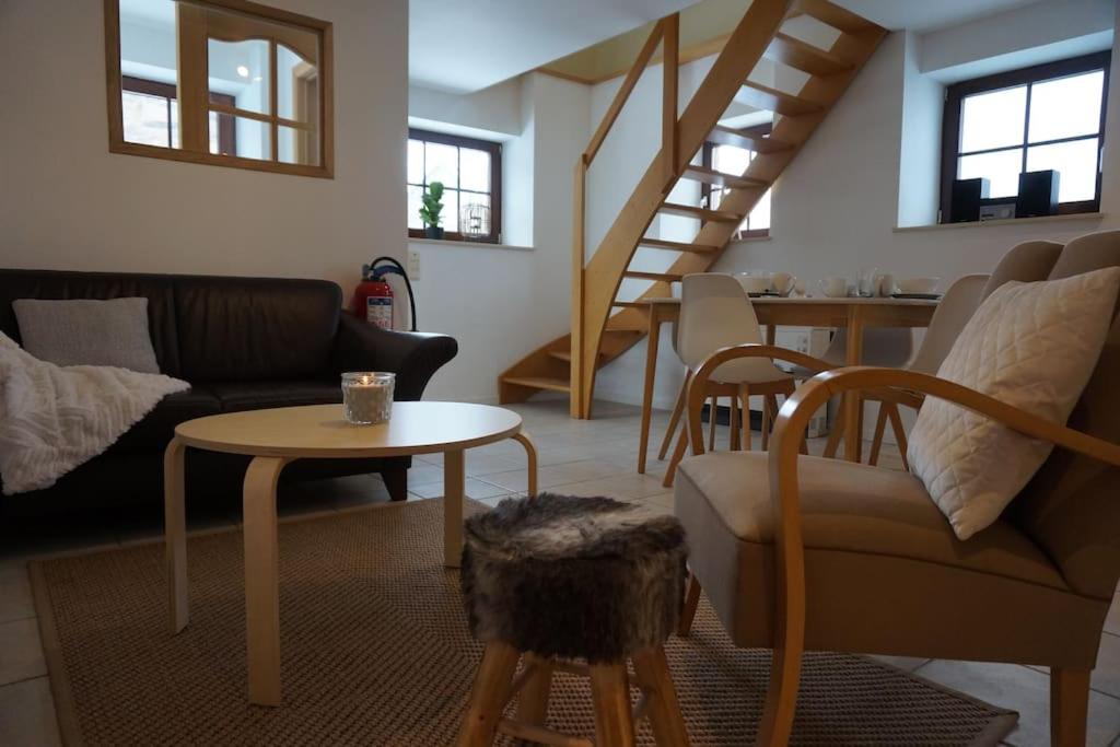 韦姆Le Walkoti - cosy cottage with 2 bedrooms的客厅配有沙发和桌子