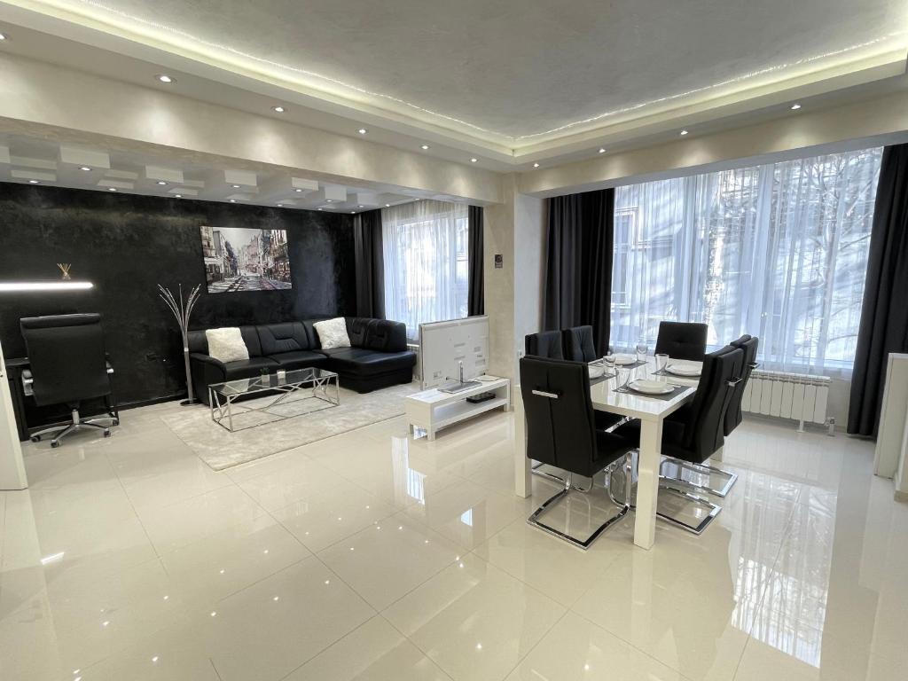 索非亚Luxury Central Apartment Verila的一个带桌椅的大客厅