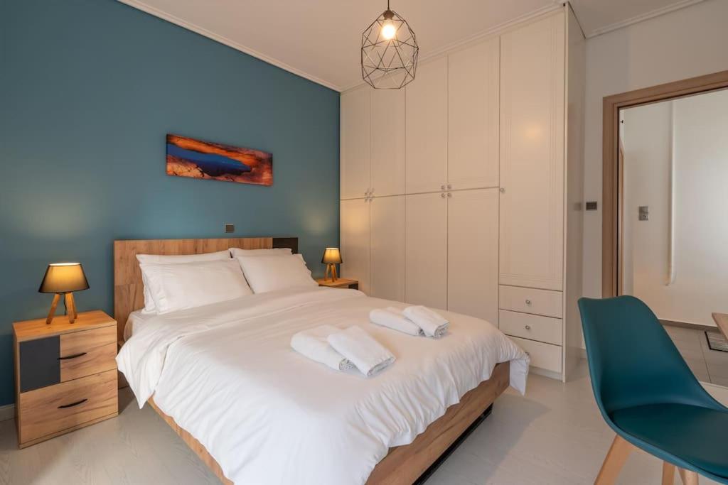 雅典Relaxing 1bd apt. w/private balcony的一间卧室配有一张白色大床和蓝色的墙壁