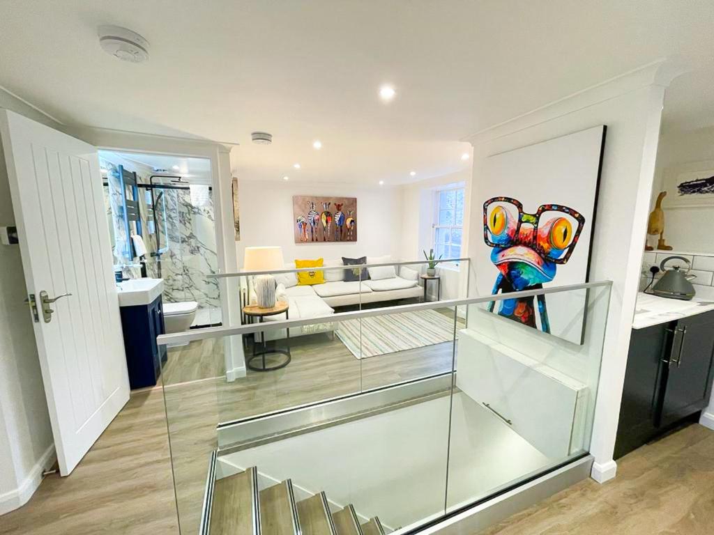 昆斯费里Stunning Loft Apartment South Queensferry High St Bridge Views!的一间客厅,客厅设有玻璃楼梯