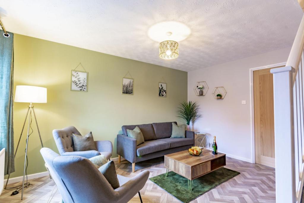 诺丁汉K Suites - Goldcrest Road的客厅配有两张沙发和一张咖啡桌