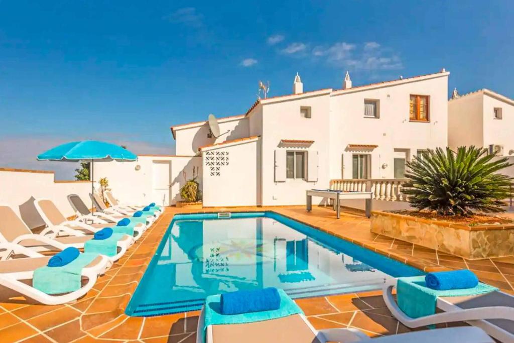 阿雷纳尔登卡斯特尔Vista Arenal的别墅 - 带游泳池和躺椅