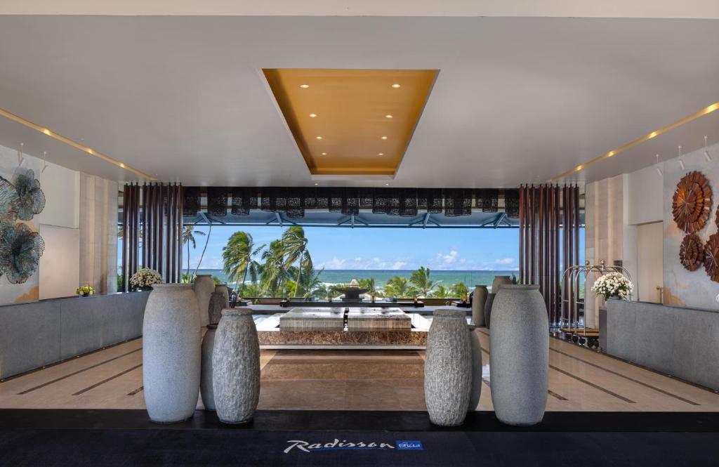高尔Radisson Blu Resort Galle的酒店大堂享有海景