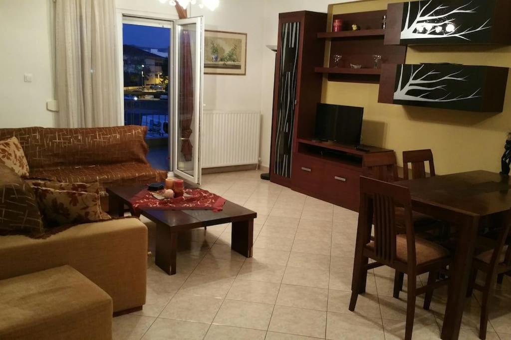塞萨洛尼基WELCOME TO THESSALONIKI (ΑΜΑ00000765004)的客厅配有沙发和桌子