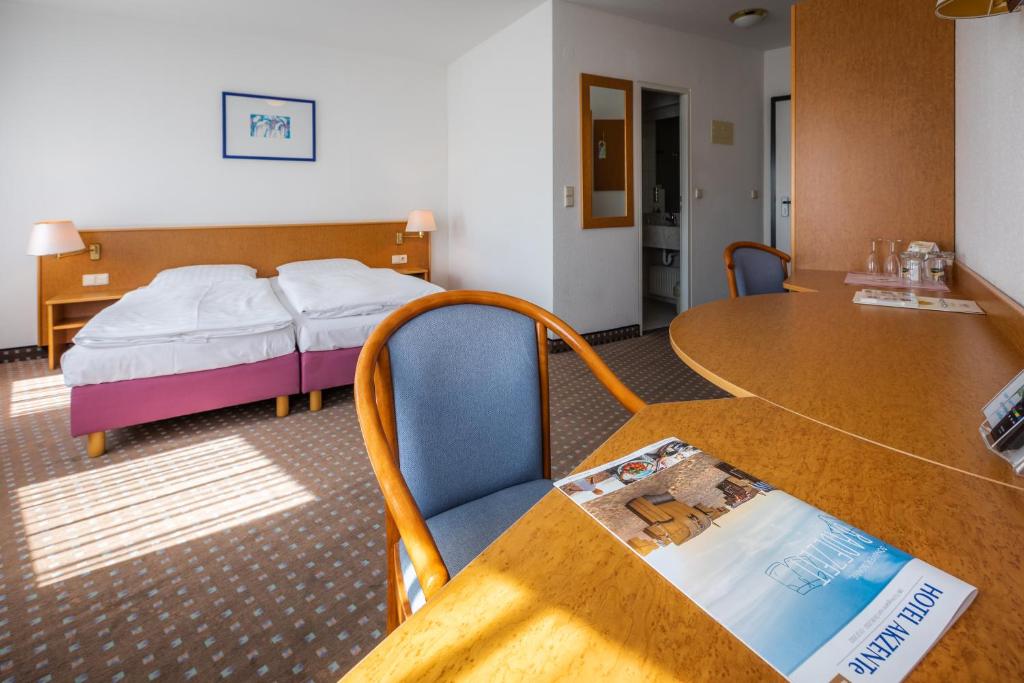 霍耶斯韦达霍耶斯韦达艾柯泽特国会酒店的酒店客房配有一张床铺和一张桌子。