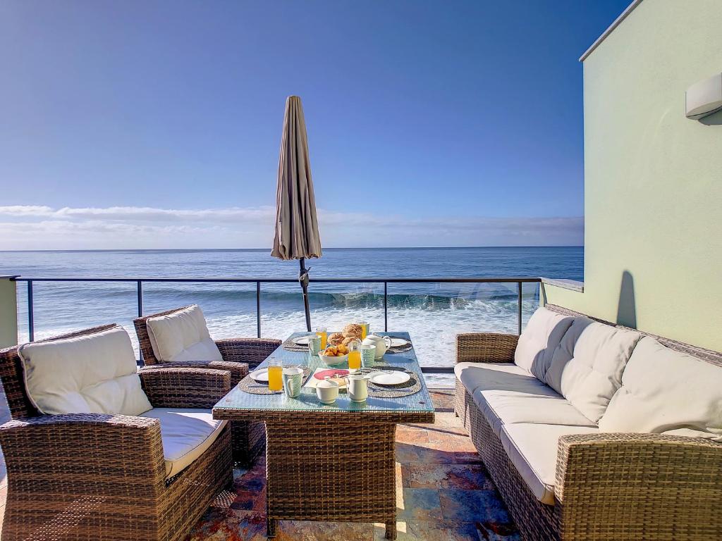 滨海保尔On the Wave by LovelyStay的一个带桌椅的庭院和大海