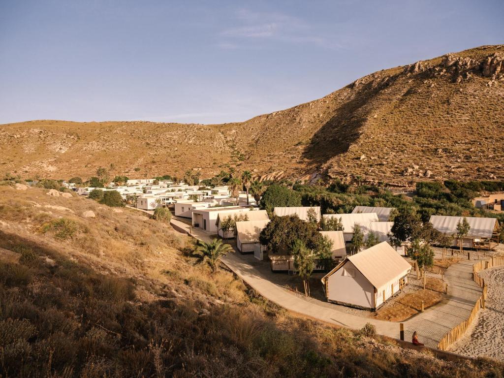 拉斯内格拉斯wecamp Cabo de Gata的山中的小村庄