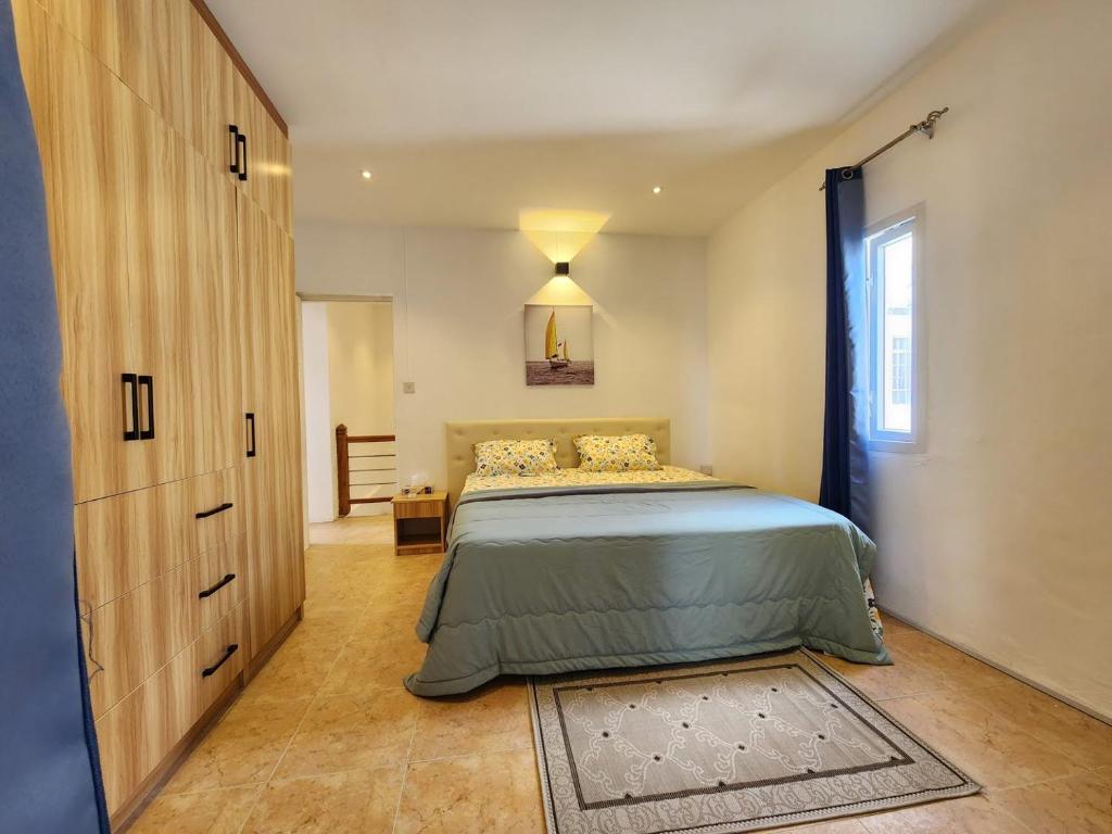 弗利康弗拉克La Villa Côtière的一间卧室配有一张床和一个梳妆台