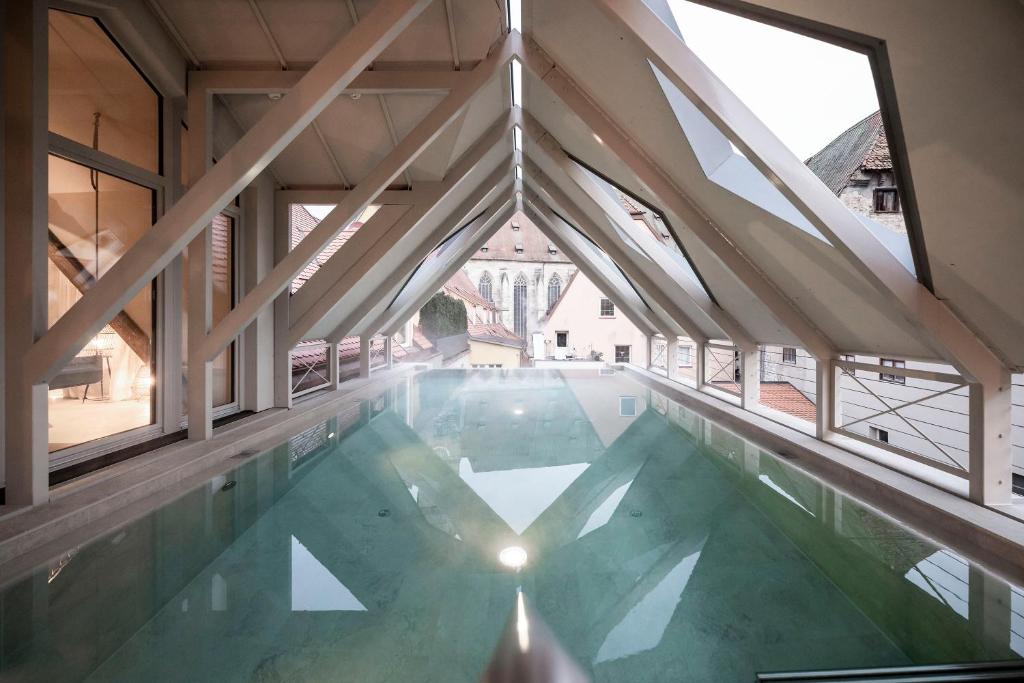 丁克尔斯比尔HOTEL & SPA Goldene Rose的一座带大窗户的建筑内的游泳池