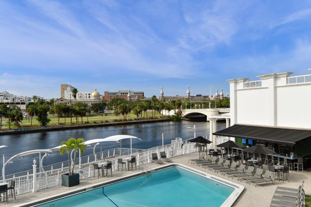 坦帕Hotel Tampa Riverwalk的河景游泳池