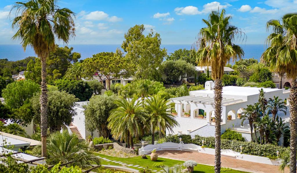 伊斯基亚Botania Relais & Spa - The Leading Hotels of the World的享有棕榈树白色建筑的空中景致