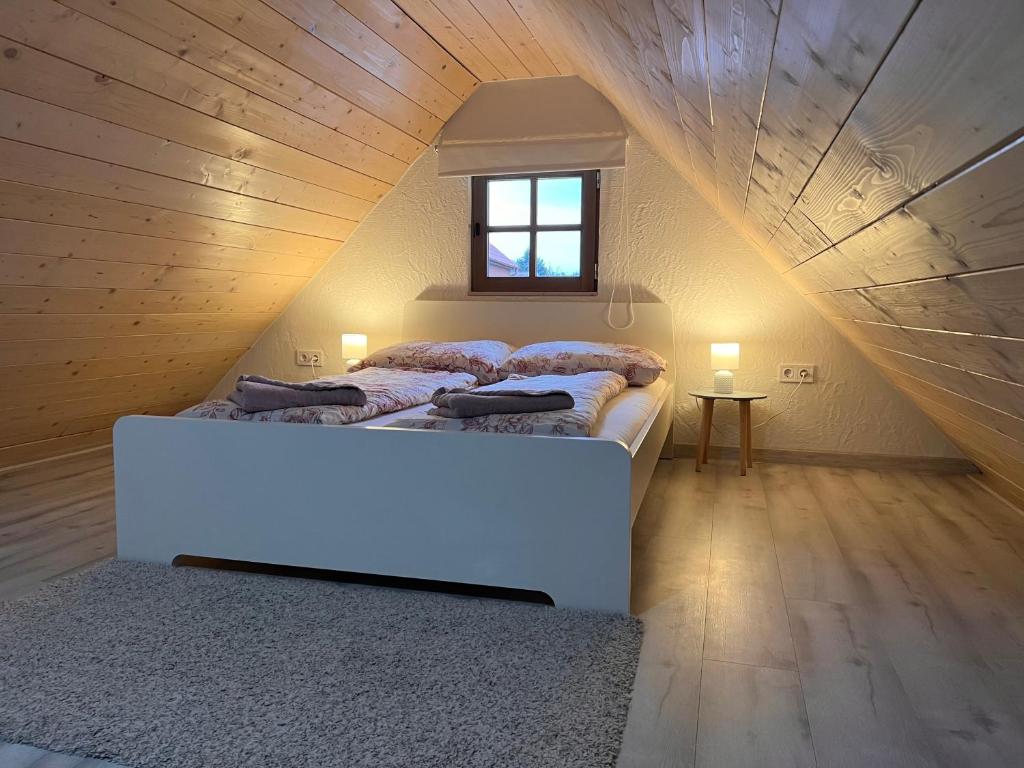 陶尔金Prés-Lak的阁楼卧室设有2张床和木制天花板