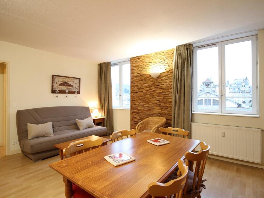 拉布尔布勒Appartement La Bourboule, 2 pièces, 5 personnes - FR-1-608-29的客厅配有木桌和沙发
