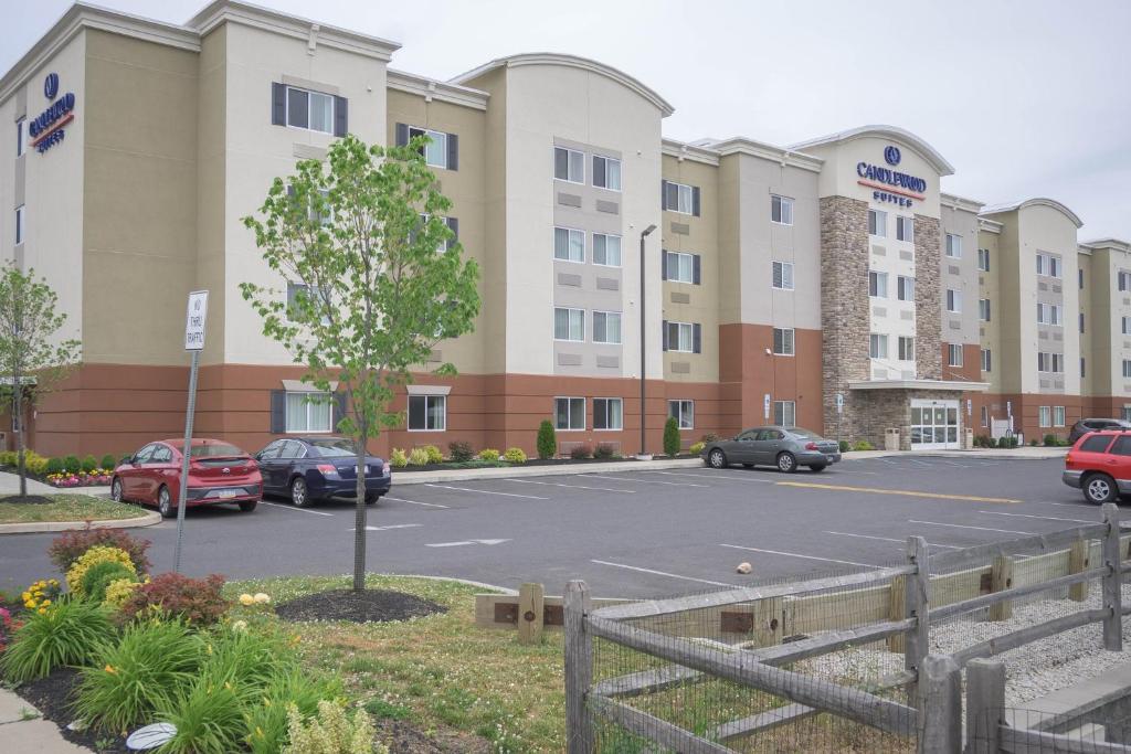 切斯特Candlewood Suites Philadelphia - Airport Area, an IHG Hotel的酒店前的停车场