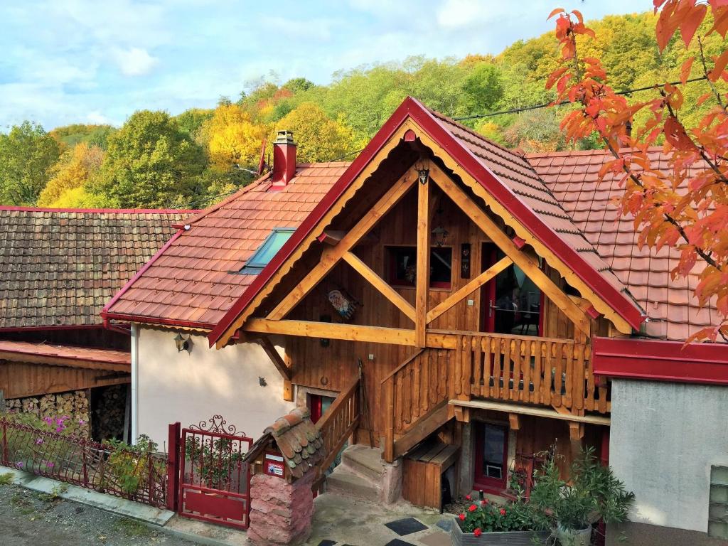 LautenbachGîte du Durrenbach的红色屋顶的圆木房屋