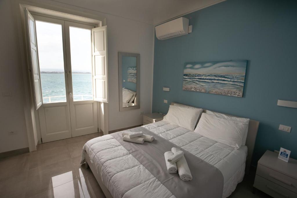 锡拉库扎Panorama Alfeo的一间卧室配有一张床,上面有两条毛巾