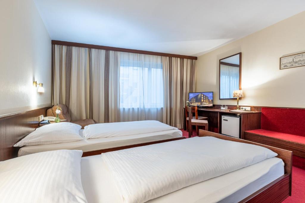 多恩比恩Hotel Katharinenhof STANDARD的酒店客房配有两张床和一张书桌