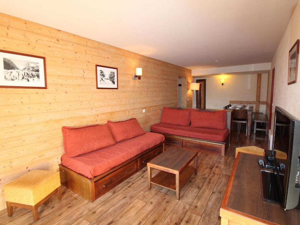 莫尔济讷Appartement Avoriaz, 4 pièces, 8 personnes - FR-1-633-43的客厅配有两张红色的沙发和一张桌子