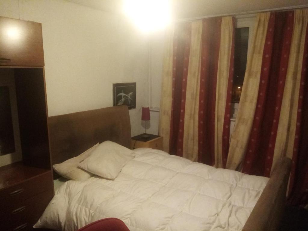 沃尔索尔Flat 30 brookeshouse的卧室配有白色的床和窗户。