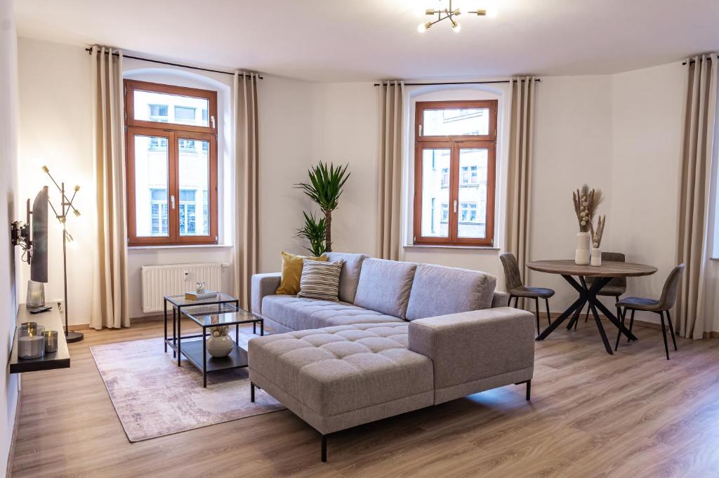 开姆尼茨Business-Apartment - Citynah, WLAN, Drucker, Netflix & Parken的客厅配有沙发和桌子