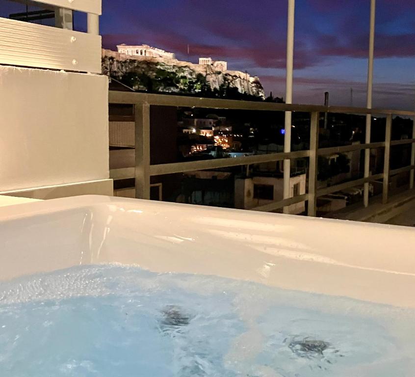 雅典Syntagma Spa with Acropolis View的市景阳台的热水浴池
