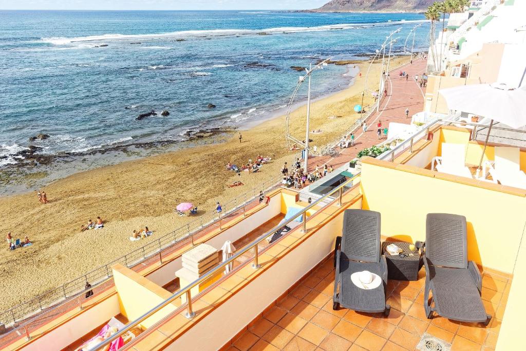 大加那利岛拉斯帕尔马斯梅普康缇瑞斯公寓酒店的从游轮阳台上可欣赏到海滩景色