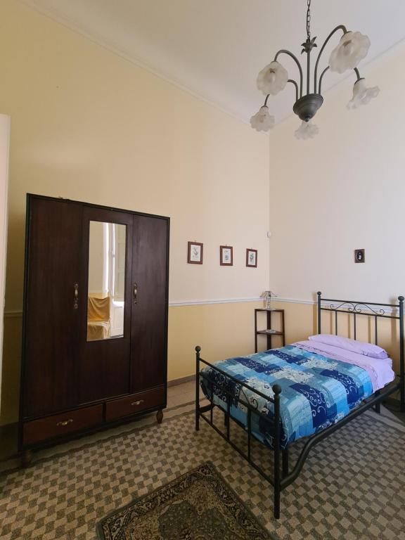 米罗Residenza Maria Letizia的一间卧室配有一张床、梳妆台和镜子