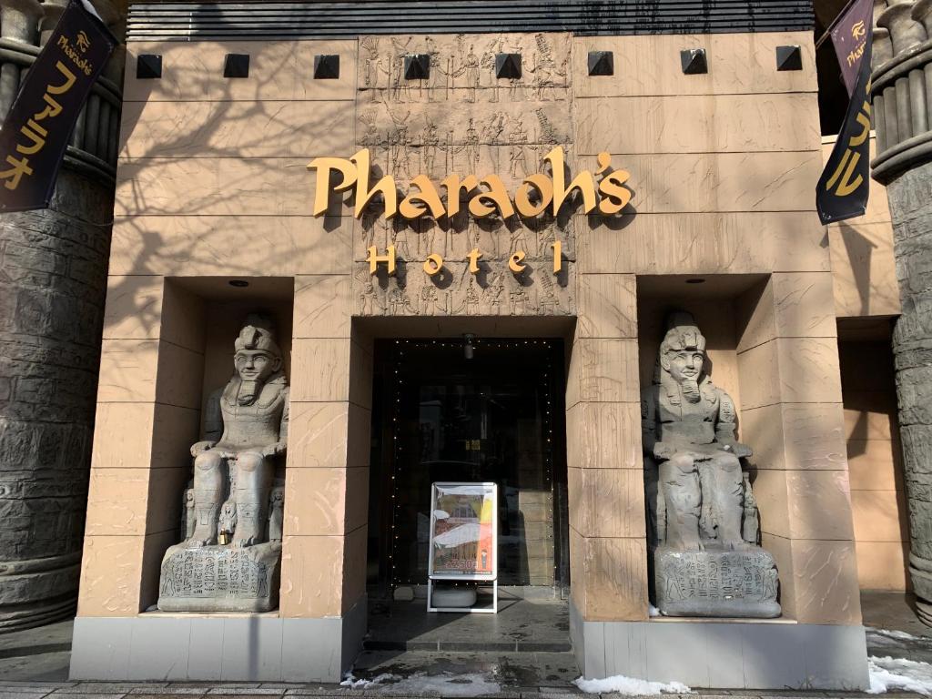 札幌Hotel Pharaoh-Adult Only的前面有两座雕像的建筑