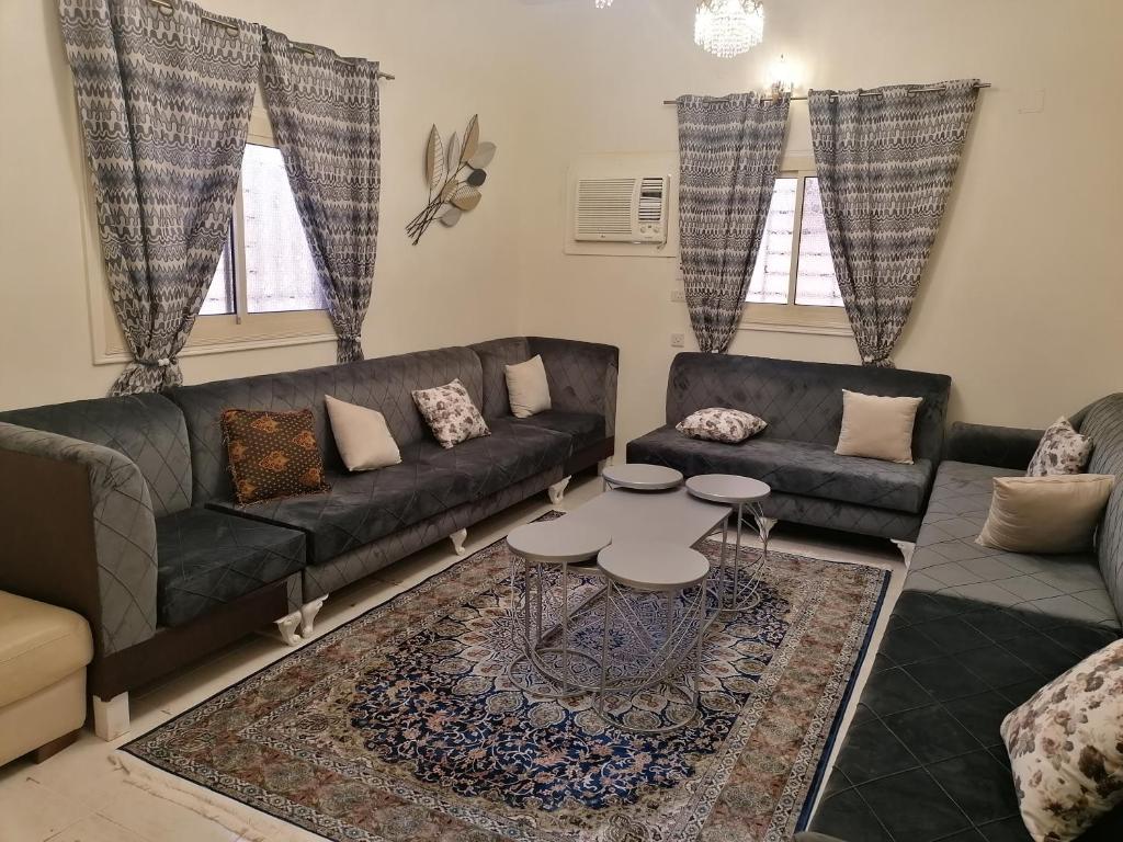 麦地那Khair Jewaar Apartments Al Madinah的客厅配有沙发和桌子