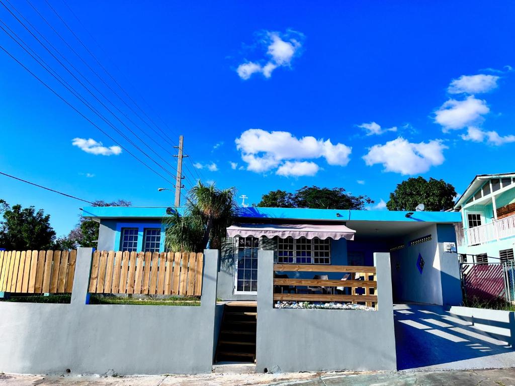 卡沃罗霍Pirata Family House• A 5 min de Poblado Boquerón的蓝白色的房屋,设有围栏